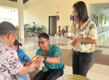 กิจกรรม “รดน้ำดำหัว” เนื่องในโอกาสวันขึ้นปีใหม่ไทย หรือ ... พารามิเตอร์รูปภาพ 17