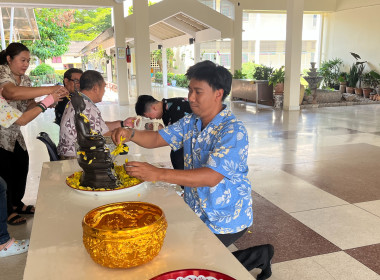 กิจกรรม “รดน้ำดำหัว” เนื่องในโอกาสวันขึ้นปีใหม่ไทย หรือ ... พารามิเตอร์รูปภาพ 24