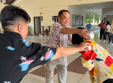 กิจกรรม “รดน้ำดำหัว” เนื่องในโอกาสวันขึ้นปีใหม่ไทย หรือ ... พารามิเตอร์รูปภาพ 32