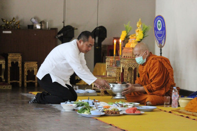 ไหว้ศาลพระภูมิ ทำบุญถวายภัตตาหารเพลแด่พระภิกษุสงฆ์ ... พารามิเตอร์รูปภาพ 1